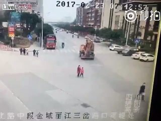 Brutal accident - excavator crushes woman and girl