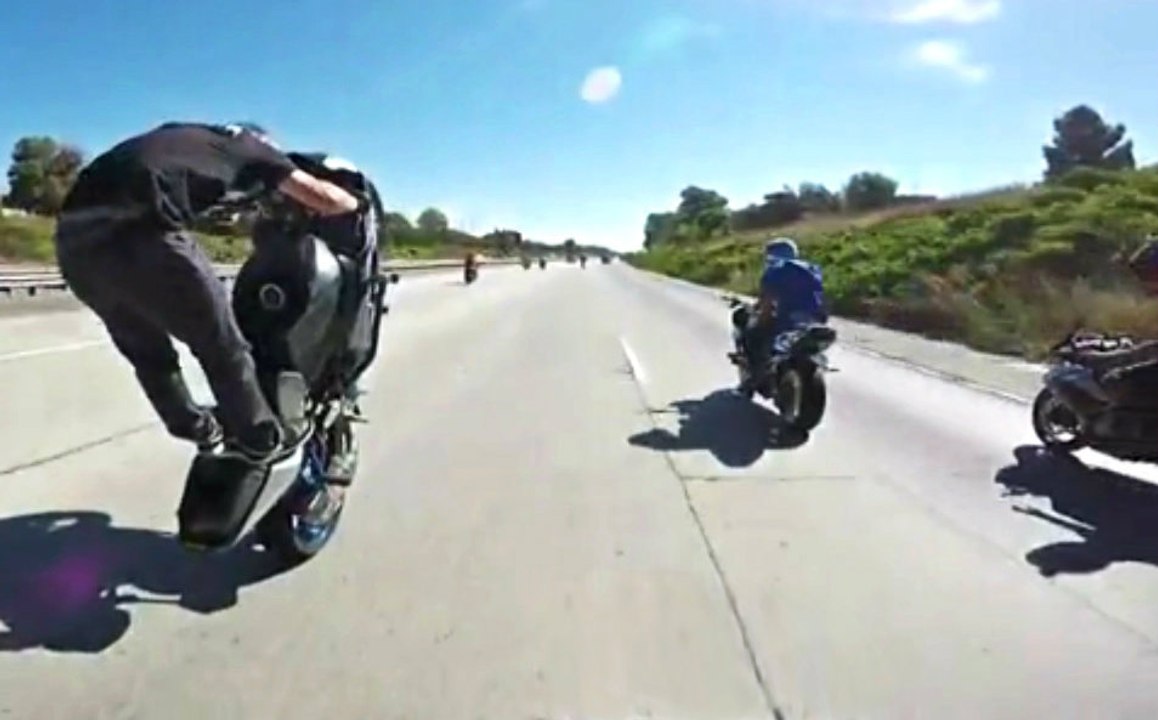 Motosikletli Polisle Dalga Geçtiler
