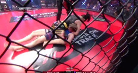 Kadın Dövüşçü, Az Kalsın Rakibinin Kafasını Koparıyordu