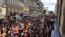 Carnaval de Granville : la foule dans la rue Couraye