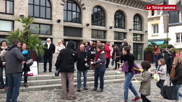 Concarneau. Rassemblement anti-corruption sur fond de casseroles