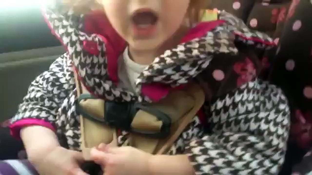 Son père voulait lui apporter un coup de main, mais la petite fille dit « niet » sur un ton qui fait beaucoup rire