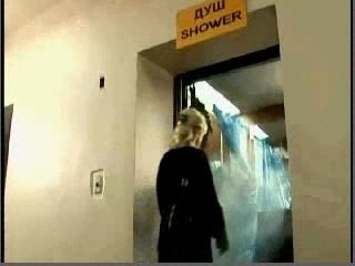 Une douche dans un ascenseur !
