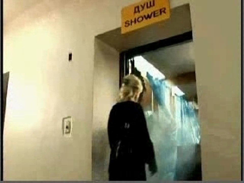 Une douche dans un ascenseur !