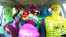 Nữ hoàng Elsa nhảy trong một chiếc xe với spiderman tuyệt vời và người nhện xanh và nhện xanh