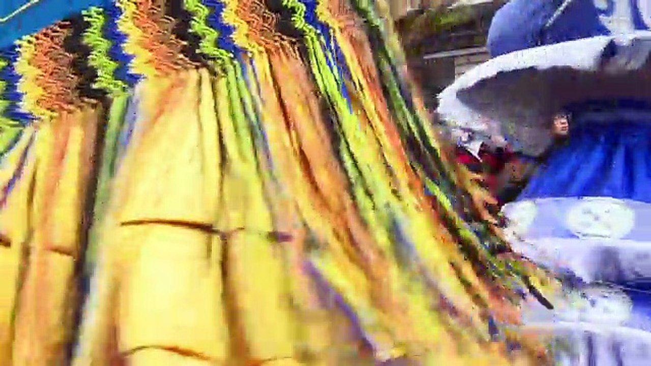 Défilé de légumes et de danseuses au Carnaval de Paris