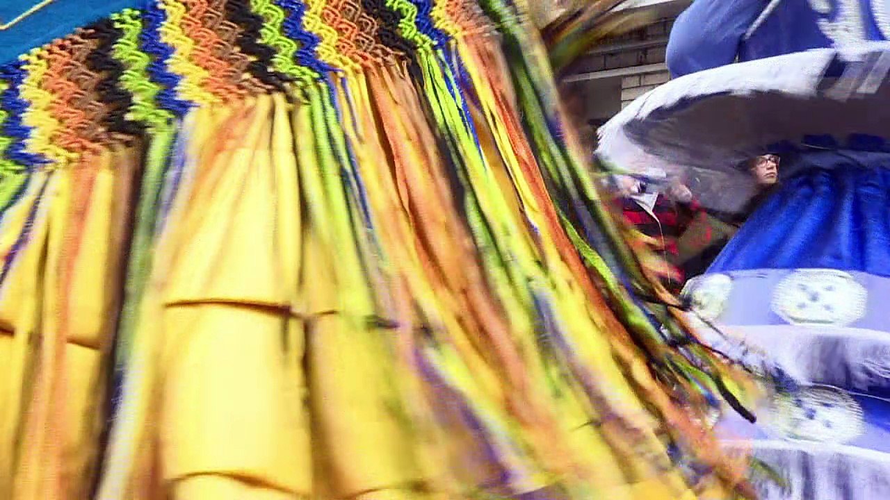Défilé de légumes et de danseuses au Carnaval de Paris