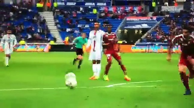 Pas de péno pour Lacazette mais poteau puis but !