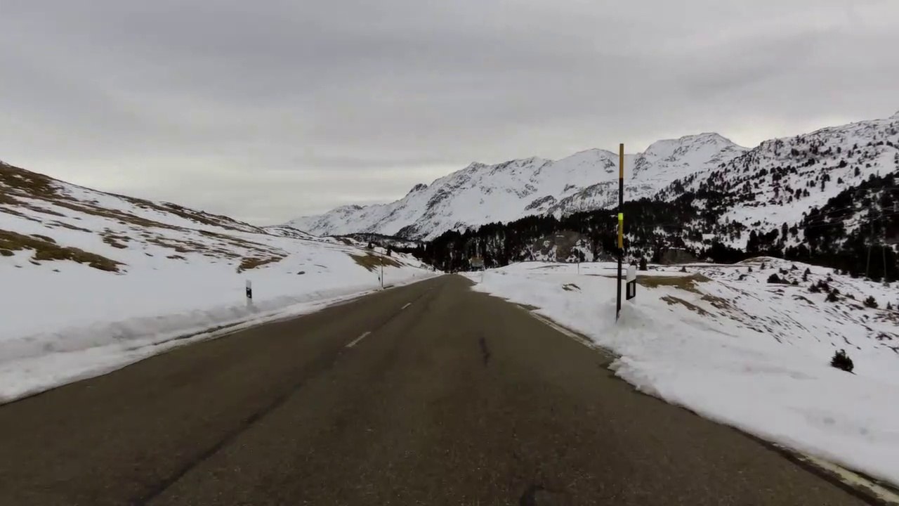 Discesa in mountain bike dal Passo Lucomagno ad Acquacalda