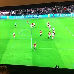 Zlatan bir de kafayla attı.