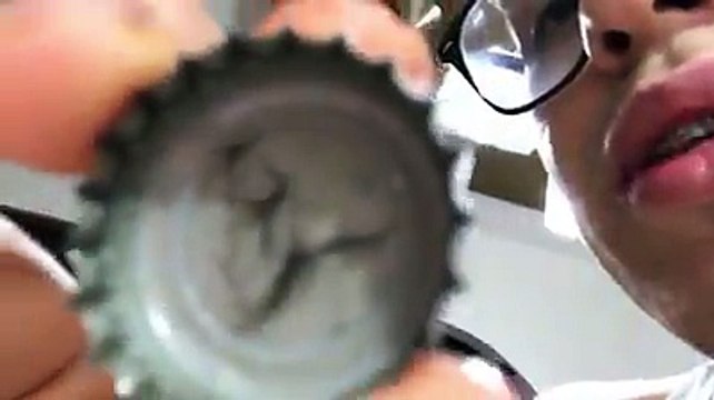 Il découvre une souris morte dans sa bouteille de soda