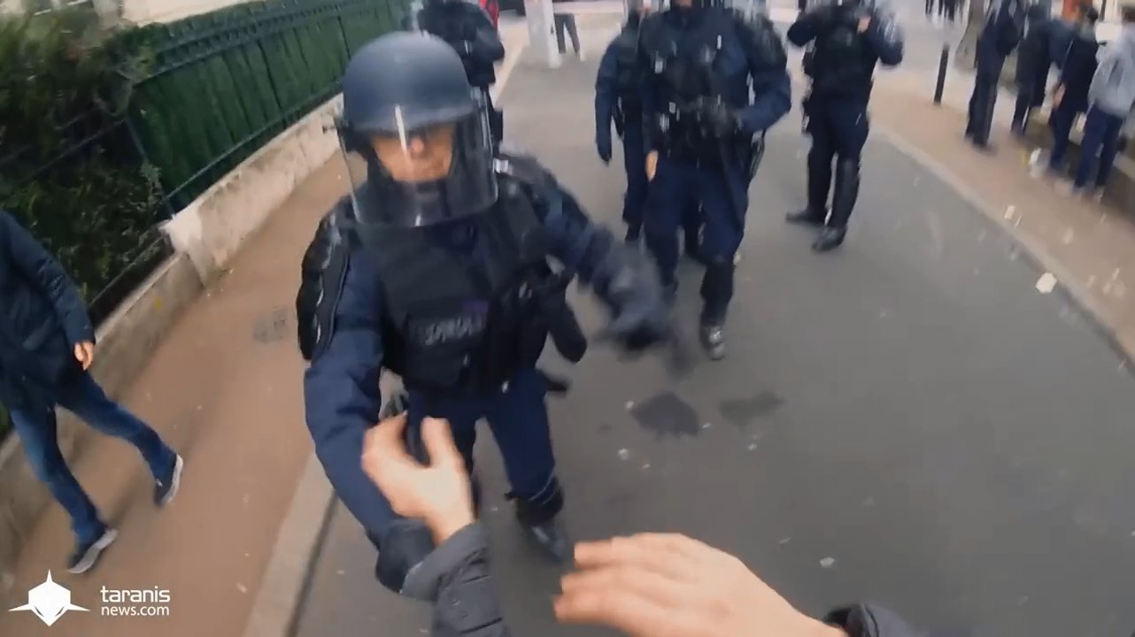 Des policiers s'emportent contre un journaliste.