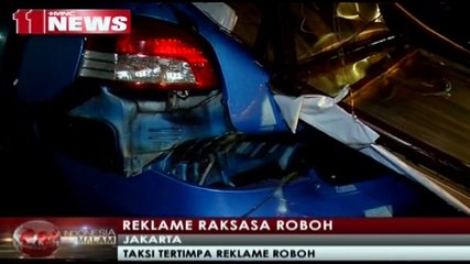 Reklame Roboh di Depan RS Harapan Kita Timpa Mobil yang Melintas
