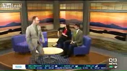 طلبوا من مذيعة رسم مدفع فرسمت بالخطأ شيئا محرجا