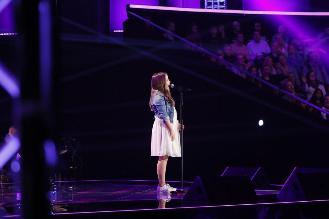 Emely: Eternal Flame - (Blind Audition IV) | The Voice Kids 2017 | SAT1