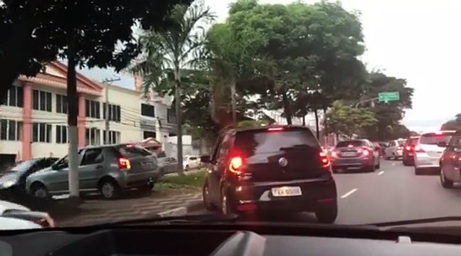 Motoristas sobem calçada para fugir de trânsito durante carnaval em São Paulo