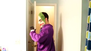Joker vs ManBearPig! - Superhero Villain Battle In Real Life スパイダーマン-h5x71GArz
