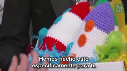 A Pharrel Williams le regalan unos minicohetes