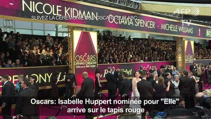 Isabbelle Huppert arrive à la cérémonie des Oscars