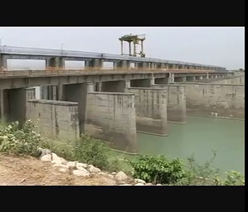 Cracks have developed in The Bays of Hathnikund Barrage - Yamuna Nagar