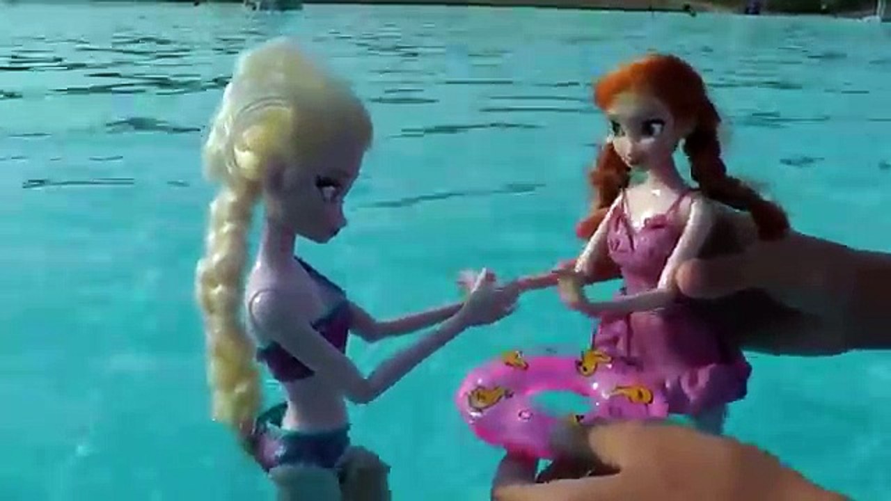 Ursula tries to drown ANNA ! ELSA and Romy help. Will they succeed? HUGE pool. Water fight