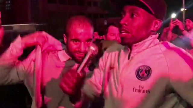 PSG : l'incroyable communion avec les supporters à l'aéroport