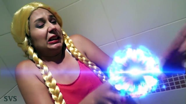 Принцесса Рапунцель против плохой мальчик Джокер в реальной жизни! ж/ Человек-паук и замороженные elsa Супергеройское кино ИРЛ