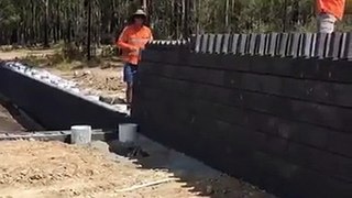 Il monte un mur avec la technique des dominos... Brillant !
