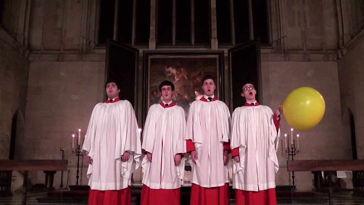 Cette chorale d'église utilise de l'hélium pour chanter aigue !