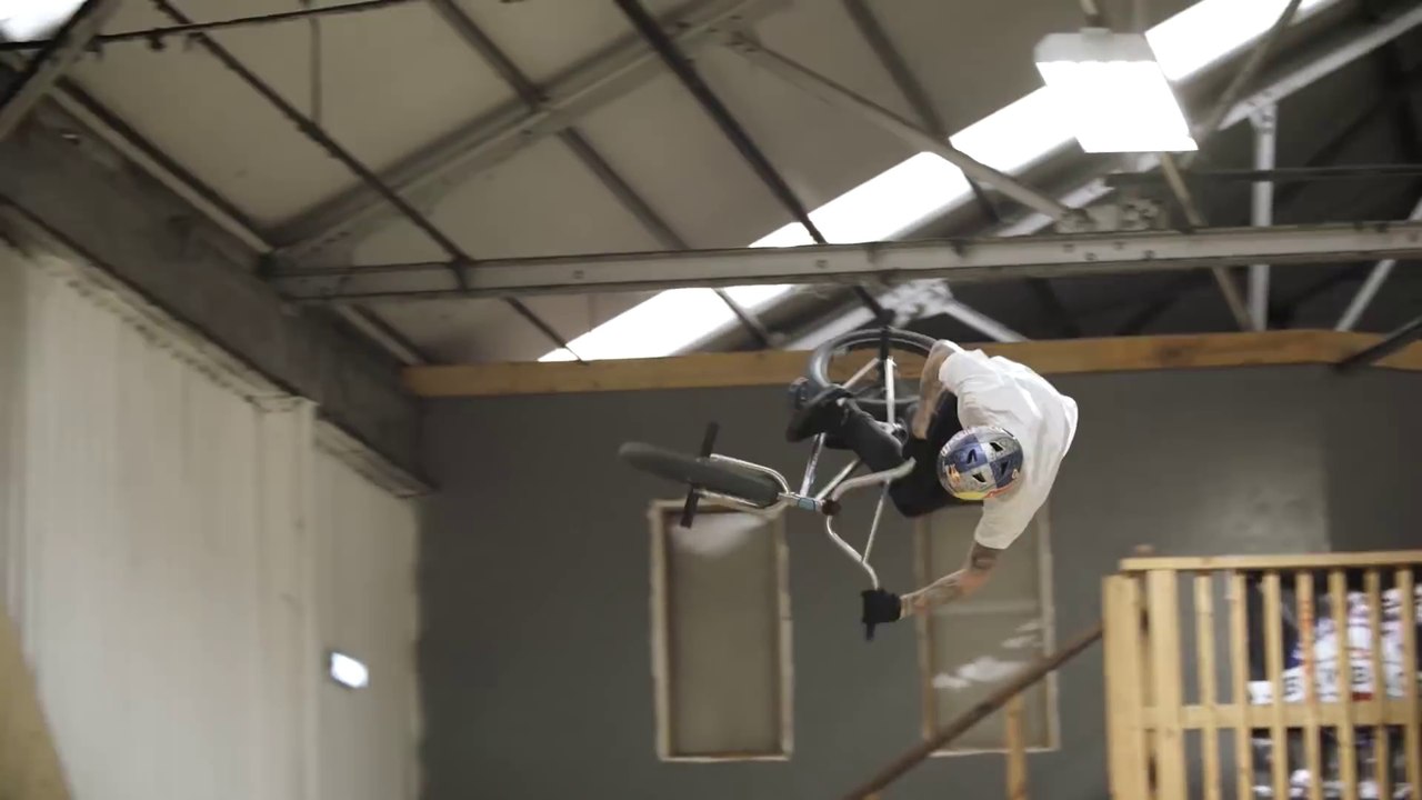 Ce rider vole dans un skatepark en BMX !