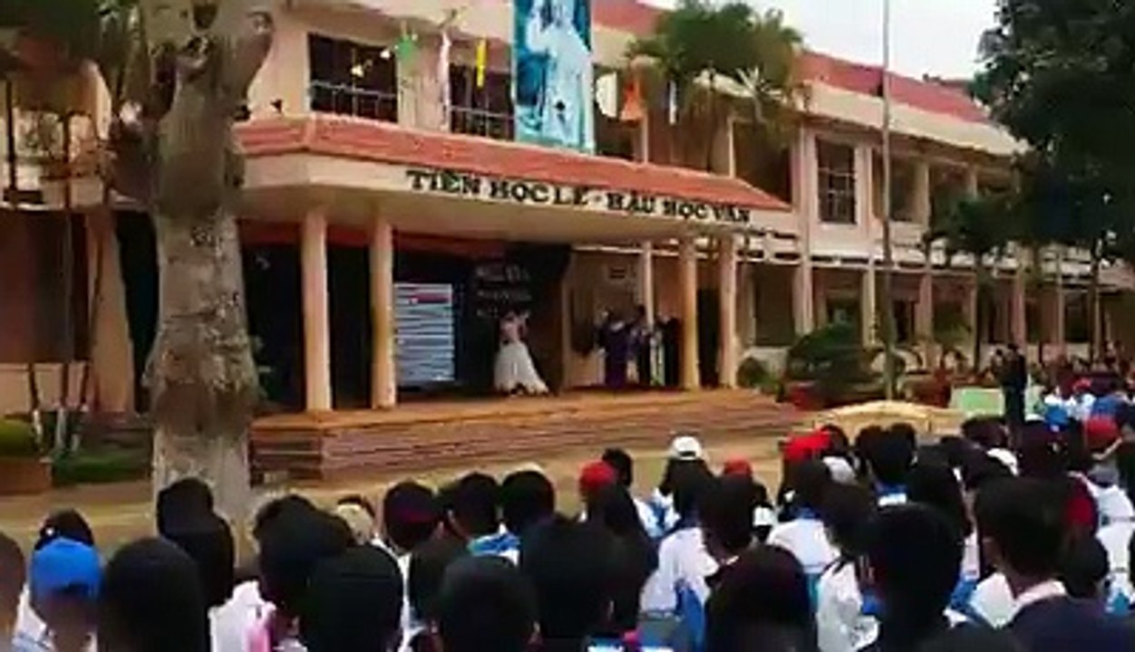 Tiết mục trình diễn thời trang trường THPT Quang Trung - Khối 11