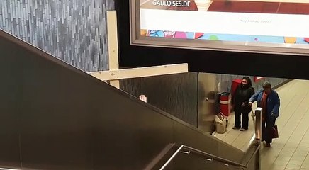 Jésus porte sa croix dans un escalator