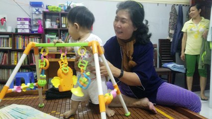 Lần Đầu Bé Được Chơi Đồ Chơi Chữ A