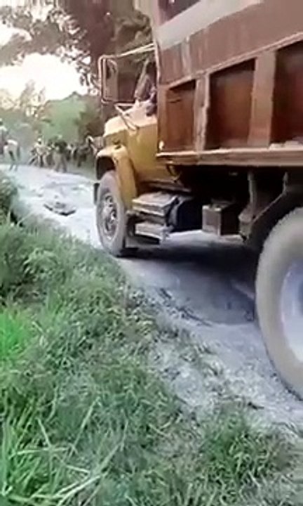 Un camion traverse un pont fragile qui finit par s’effondrer