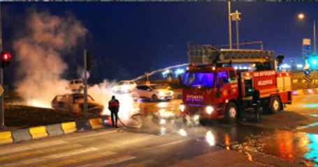 Kırmızı Işıkta Bekleyen Otomobil Cayır Cayır Yandı