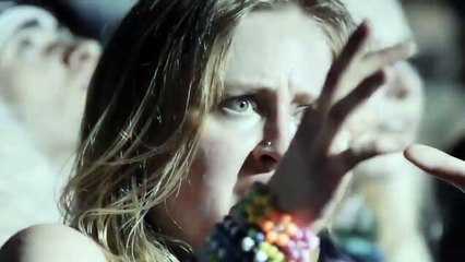 Une festivalière perchée en totale admiration devant ses mains