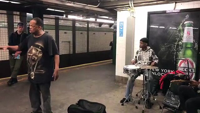 Ce chanteur du métro est tellement bon qu'il se fait inviter dans un show télé