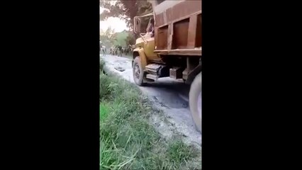 Ce camion passe sur un pont bien trop fragile et c'est le drame