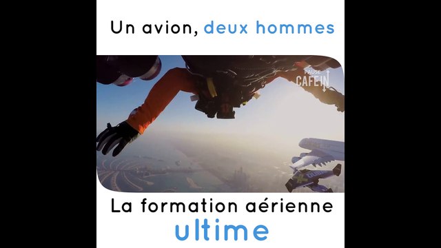 Une formation aérienne entre un avion et deux hommes en jetpack