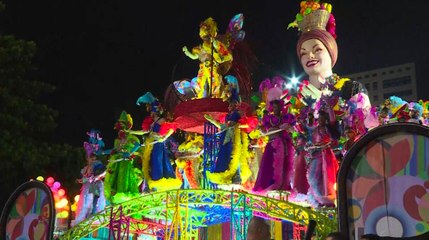 Скачать видео: Plusieurs blessés dans un accident de char au carnaval de Rio