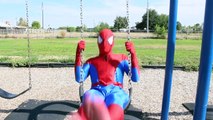 Человек-паук против Венома скейтбординга весело | Супергеройское сражение!