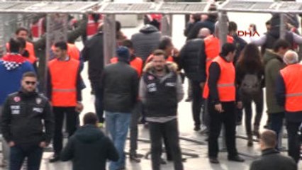 Beşiktaşlı Taraftarlar Vodafone Arena'da Derbi Için Toplanmaya Başladı