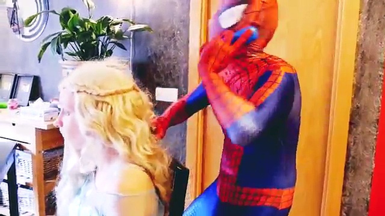 Superhéroe de Frozen Elsa y Jack Frost vs la Momia, el hombre Araña con Rosa Spidergirl vs Joker Broma