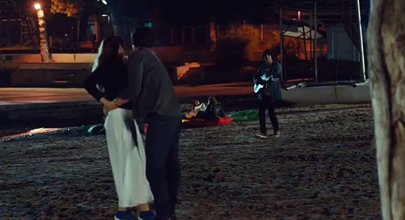 Medcezir- Mert le canta a Yaman y Mira