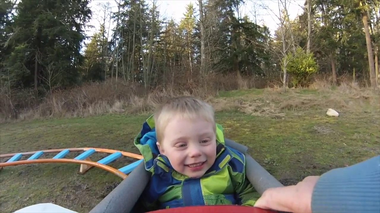 Pour son fils, Scott a construit une montagne russe dans son jardin