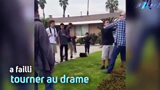 Images choc : un policier sort son arme face à un ado