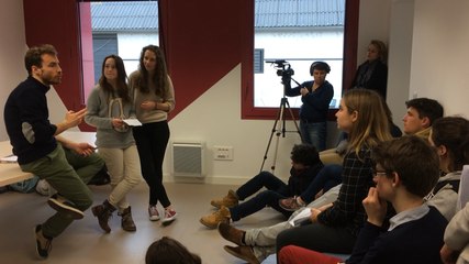 Les premières de l'option théâtre de Saint-François-de-Sales travaillent avec Laurent Cogez