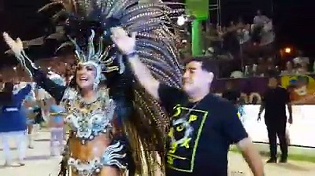 Maradona bailando con la Bateria de Copacabana...carnevale rio 2017#Maradona danse avec la batterie de Copacabana