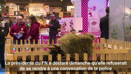 Bernard Cazeneuve met Marine Le Pen en garde