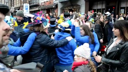 Ambiance à la bataille des confettis à Binche.